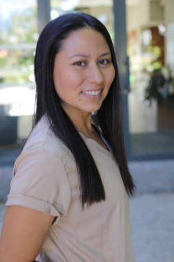 şehirde güzel bir genç kadın portresi