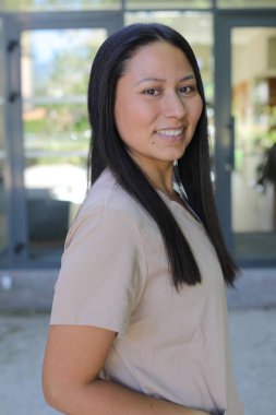 şehirde güzel bir genç kadın portresi