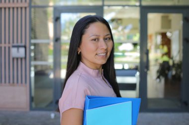 Güzel Latin Amerikalı iş kadını dışarıda gülümsüyor.