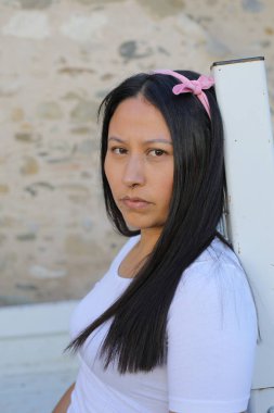 Güzel Etnik kadın dışarıyı kapatıyor.