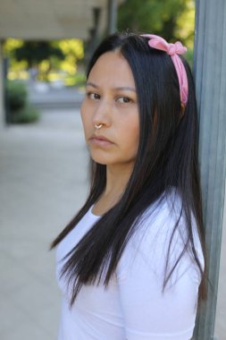 Güzel Etnik kadın dışarıyı kapatıyor.