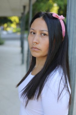 Güzel Etnik kadın dışarıyı kapatıyor.