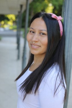 Güzel Etnik kadın dışarıyı kapatıyor.