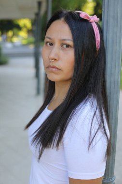 Güzel Etnik kadın dışarıyı kapatıyor.