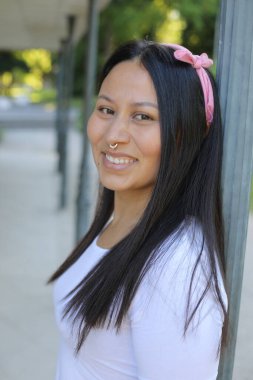 Güzel Etnik kadın dışarıyı kapatıyor.