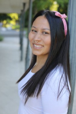 Güzel Etnik kadın dışarıyı kapatıyor.