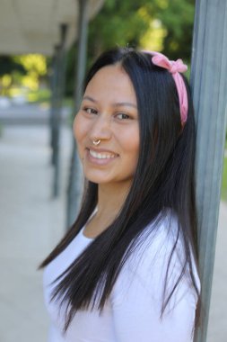 Güzel Etnik kadın dışarıyı kapatıyor.