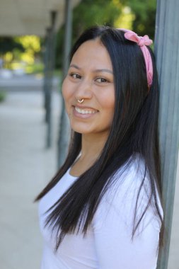 Güzel Etnik kadın dışarıyı kapatıyor.