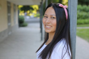 Güzel Etnik kadın dışarıyı kapatıyor.