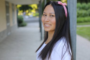 Güzel Etnik kadın dışarıyı kapatıyor.