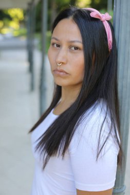 Güzel Etnik kadın dışarıyı kapatıyor.