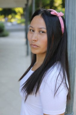 Güzel Etnik kadın dışarıyı kapatıyor.