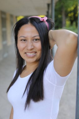 Güzel Etnik kadın dışarıyı kapatıyor.