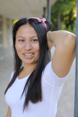 Güzel Etnik kadın dışarıyı kapatıyor.