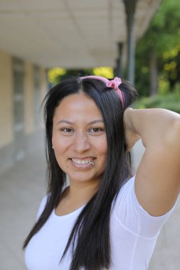 Güzel Etnik kadın dışarıyı kapatıyor.