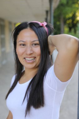 Güzel Etnik kadın dışarıyı kapatıyor.