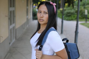 Güzel Etnik kadın dışarıyı kapatıyor.