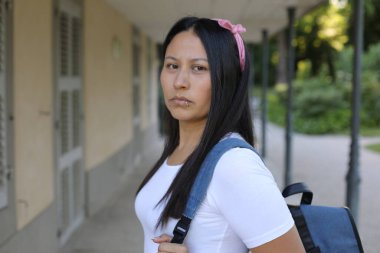 Güzel Etnik kadın dışarıyı kapatıyor.