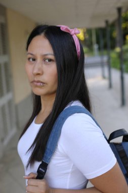 Güzel Etnik kadın dışarıyı kapatıyor.