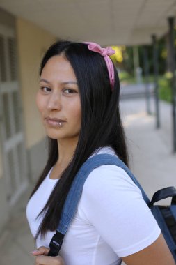 Güzel Etnik kadın dışarıyı kapatıyor.