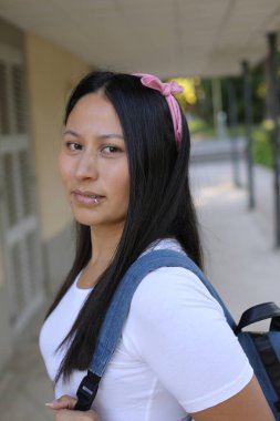 Güzel Etnik kadın dışarıyı kapatıyor.