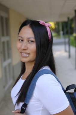 Güzel Etnik kadın dışarıyı kapatıyor.