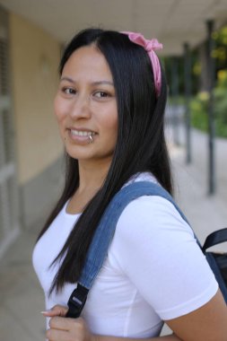 Güzel Etnik kadın dışarıyı kapatıyor.