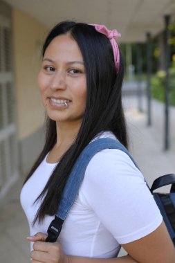 Güzel Etnik kadın dışarıyı kapatıyor.