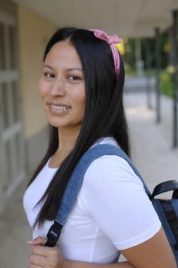 Güzel Etnik kadın dışarıyı kapatıyor.