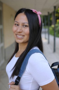 Güzel Etnik kadın dışarıyı kapatıyor.