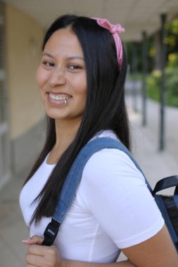 Güzel Etnik kadın dışarıyı kapatıyor.