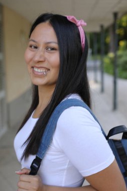 Güzel Etnik kadın dışarıyı kapatıyor.