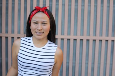 Güzel Etnik kadın dışarıyı kapatıyor.