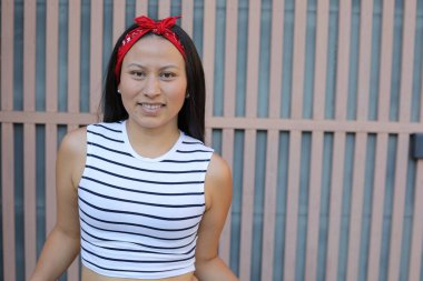 Güzel Etnik kadın dışarıyı kapatıyor.