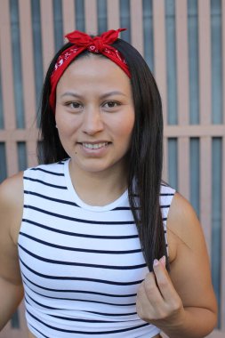 Güzel Etnik kadın dışarıyı kapatıyor.