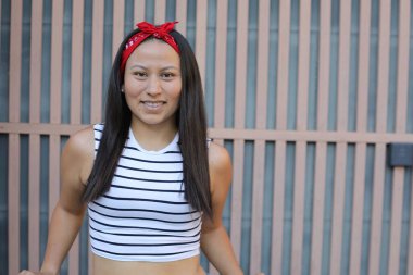 Güzel Etnik kadın dışarıyı kapatıyor.