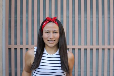 Güzel Etnik kadın dışarıyı kapatıyor.