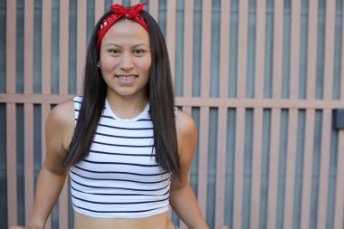 Güzel Etnik kadın dışarıyı kapatıyor.