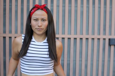 Güzel Etnik kadın dışarıyı kapatıyor.