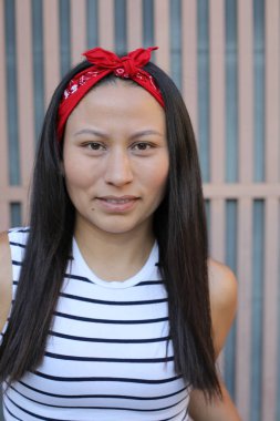 Güzel Etnik kadın dışarıyı kapatıyor.