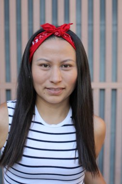 Güzel Etnik kadın dışarıyı kapatıyor.