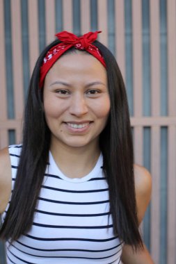 Güzel Etnik kadın dışarıyı kapatıyor.