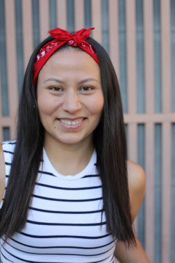 Güzel Etnik kadın dışarıyı kapatıyor.