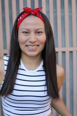 Güzel Etnik kadın dışarıyı kapatıyor.