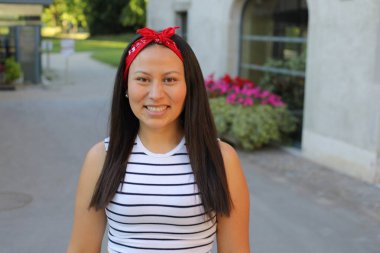 Güzel Etnik kadın dışarıyı kapatıyor.