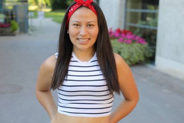 Güzel Etnik kadın dışarıyı kapatıyor.