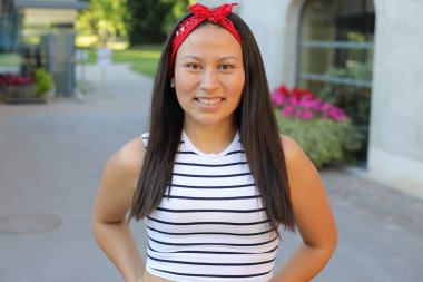 Güzel Etnik kadın dışarıyı kapatıyor.