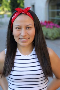 Güzel Etnik kadın dışarıyı kapatıyor.