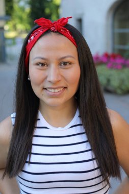 Güzel Etnik kadın dışarıyı kapatıyor.