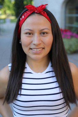 Güzel Etnik kadın dışarıyı kapatıyor.